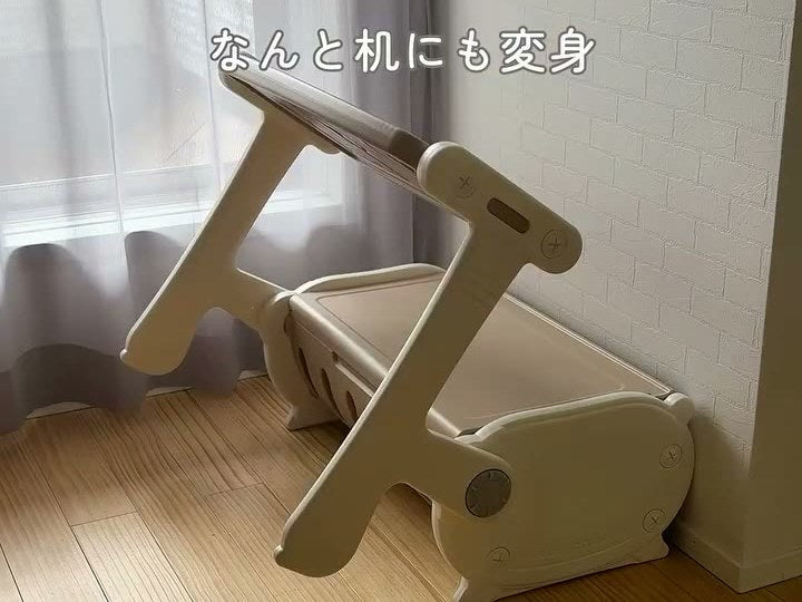 窓ぎわでデスクモードに切り替えたキッズデスク