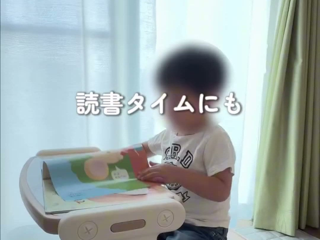 デスクモードの天板で絵本を読む子ども